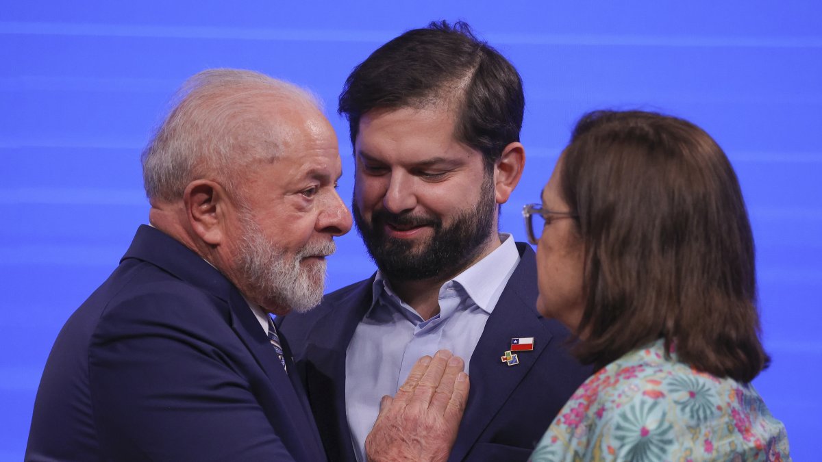 El presidente de Brasil, Luis Ignacio Lula da Silva, el presidente de Chile, Gabriel Boric, y la ministra de Relaciones Exteriores de El Salvador, Alexandra Hill Tinoco, en la Cumbre UE-CELAC.