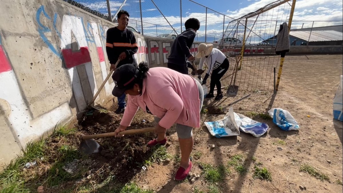 Mejoras. Con azadones, picos y palas, los vecinos adecúan el espacio deportivo ante la falta de apoyo municipal en el sector.