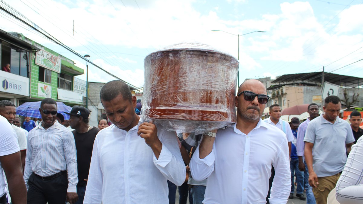 Escena. Familiares y amigos despiden al excandidato asesinado en Esmeraldas