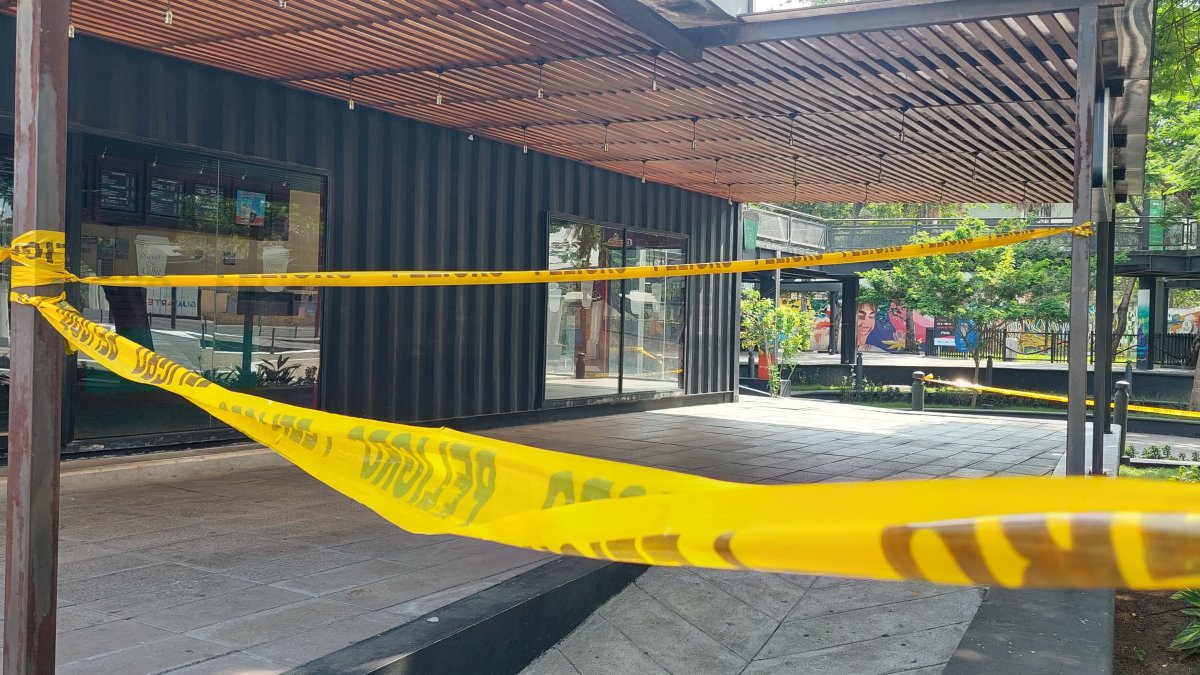 Estado. En el sitio, ya sea en el lado de la Kennedy o la Carlos Julio Arosemena, se observa que los locales han cerrado sus puertas. En algunos puntos hay cintas de seguridad que advierten peligro.