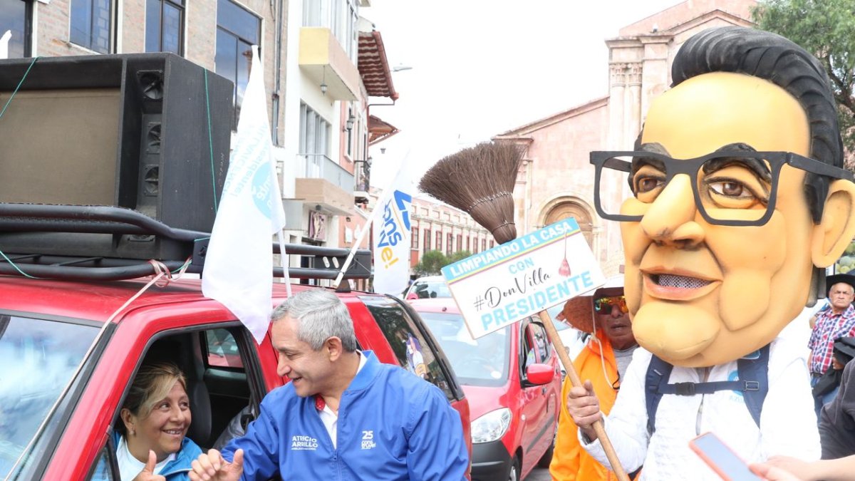 Patricio Carrillo continúa haciendo su campaña electoral. Él fue censurado por la Asamblea a inicios de este año.