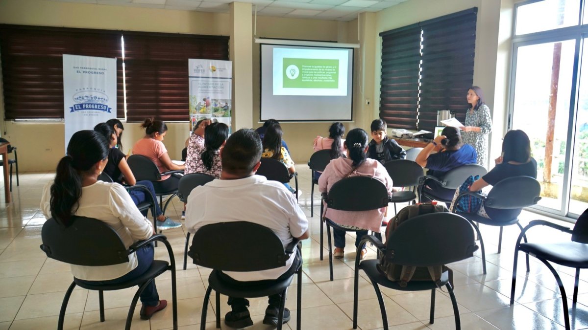 Capacitación. En Puerto Baquerizo Moreno se realizó un taller con mujeres dedicadas a la agricultura.