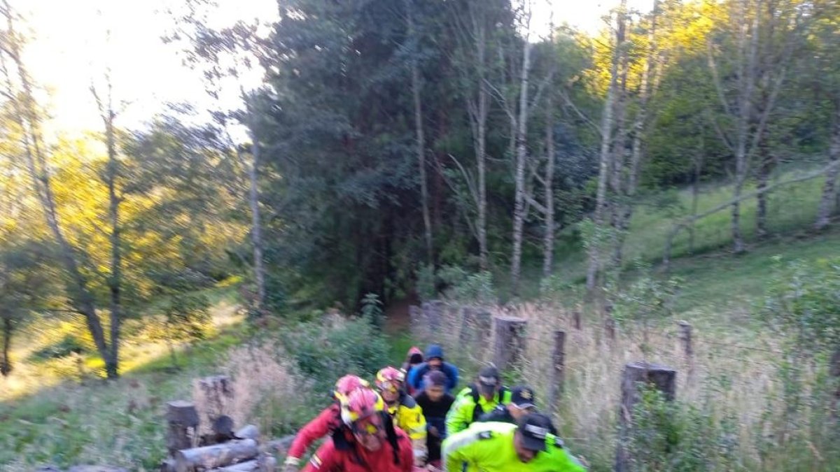 Rescate. Miembros del Cuerpo de Bomberos de Rumiñahui y de la Policía acudieron a brindar ayuda.