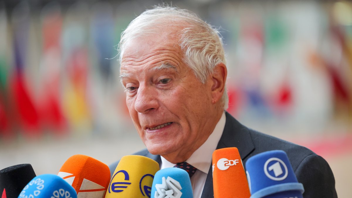 Josep Borrell, Alto Representante de la Unión para Asuntos Exteriores y Política de Seguridad, lee en un documento a su llegada al Consejo de Asuntos Exteriores de la UE en Bruselas.