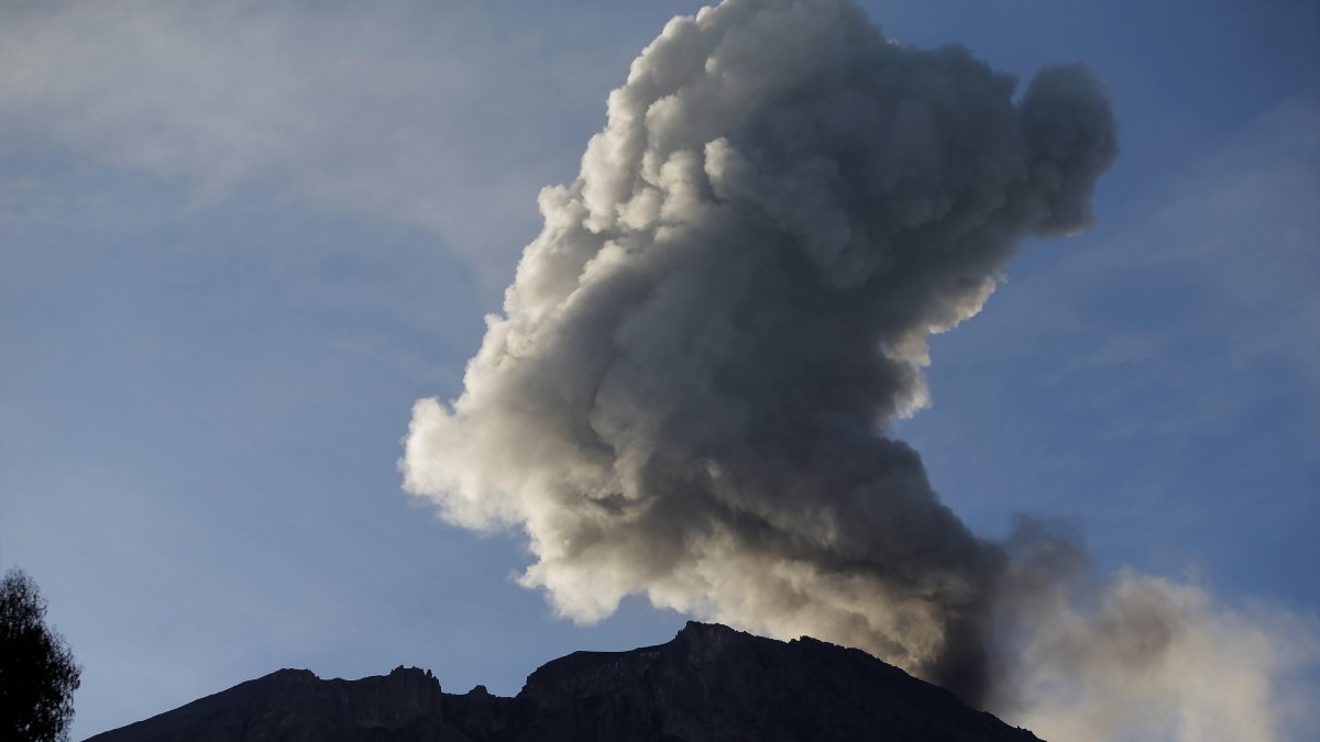 Fotografía de archivo del volcán Ubinas, desde el pueblo de Ubinas, en Moquegua (Perú).