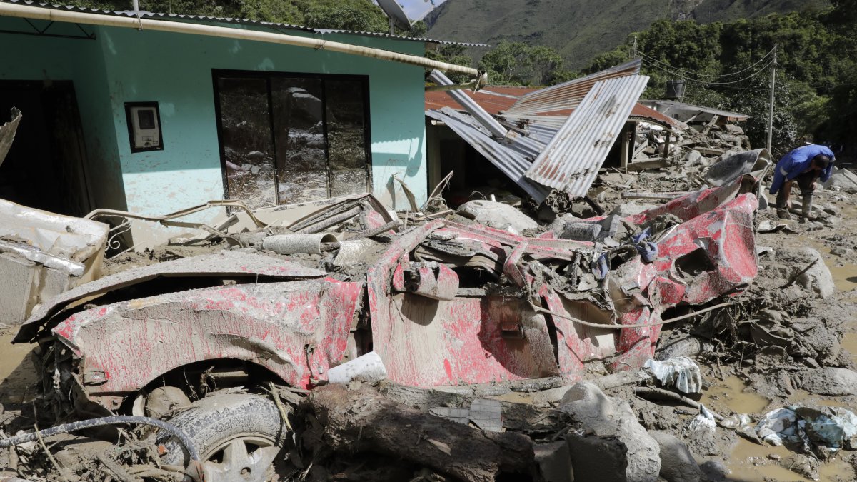 Fotografía de un vehículo afectado por avalancha  en Quetame (Colombia). Fami.iares buscan desesperadamente a los desaparecidos con la esperanza de encontrarlos vivos.