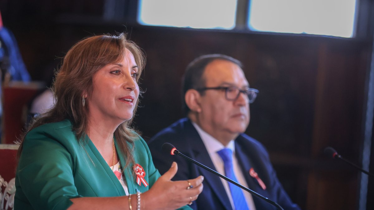 Fotografía de archivo cedida por la presidencia de Perú del pronunciamiento de la presidenta Dina Boluarte acompañada por ministros de Estado, en Lima (Perú).