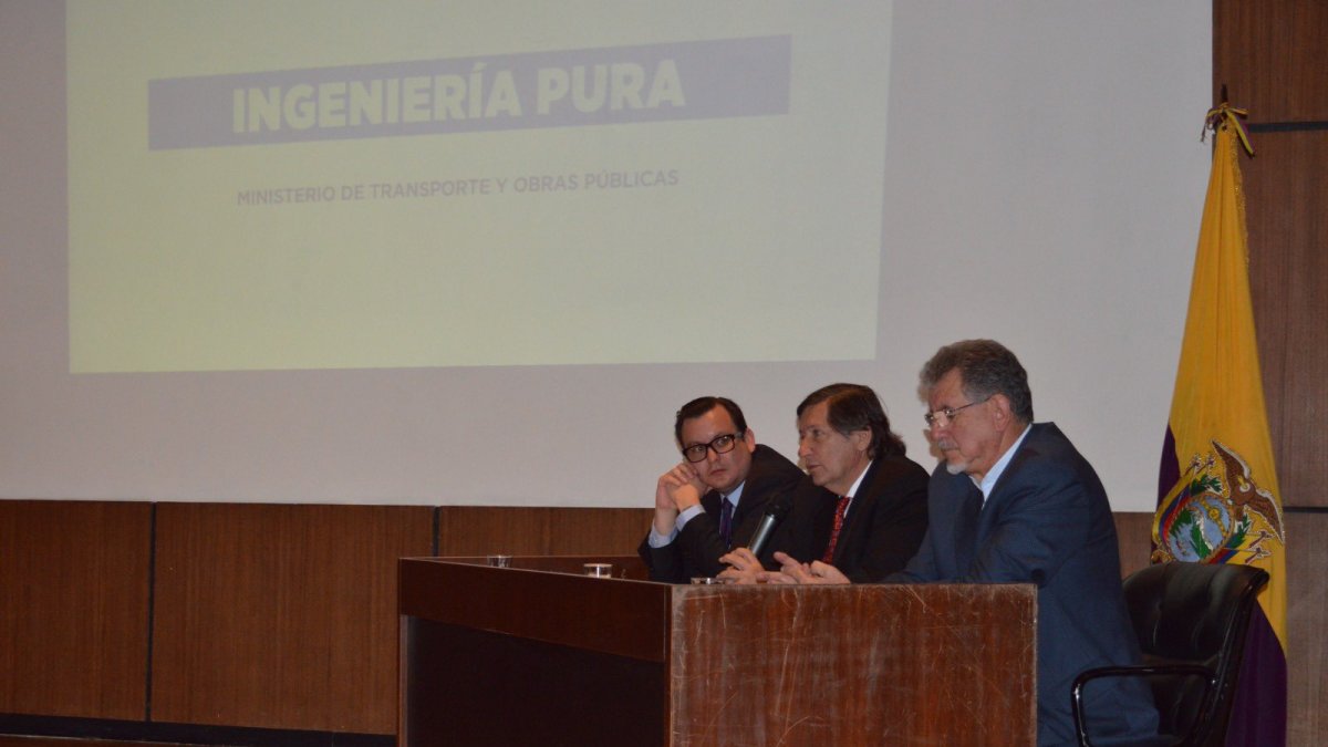 El ministro de Transporte y Obras Públicas, César Rohon (c), anunció la actualización del estudio sobre la construcción del Quinto Puente.