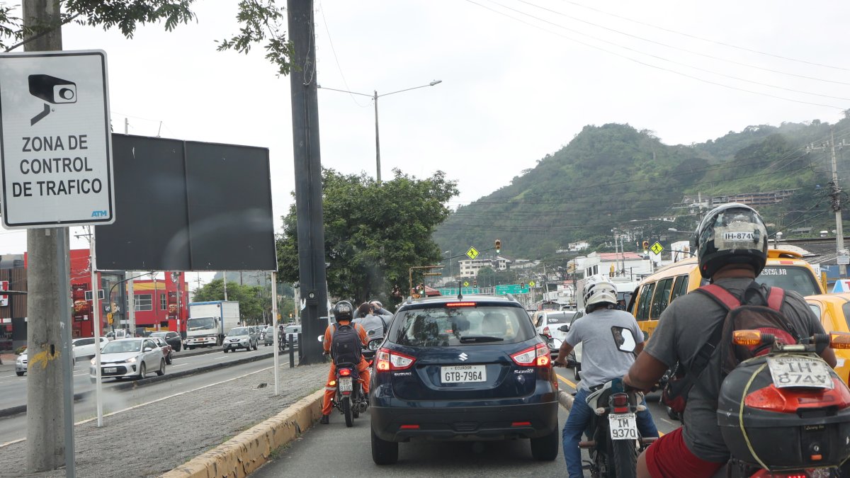 Queja. Aun con la multa alta, el carril de la Metrovía era irrespetado.