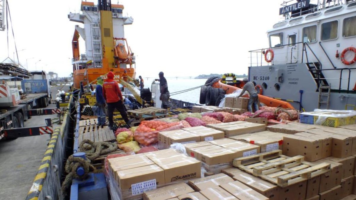Productos embarcados en uno de los buques que abastece a las islas Galápagos.