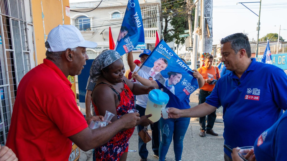 Galo Cabanilla (d), candidato a la Asamblea, registra más de cuatro procesos judiciales.