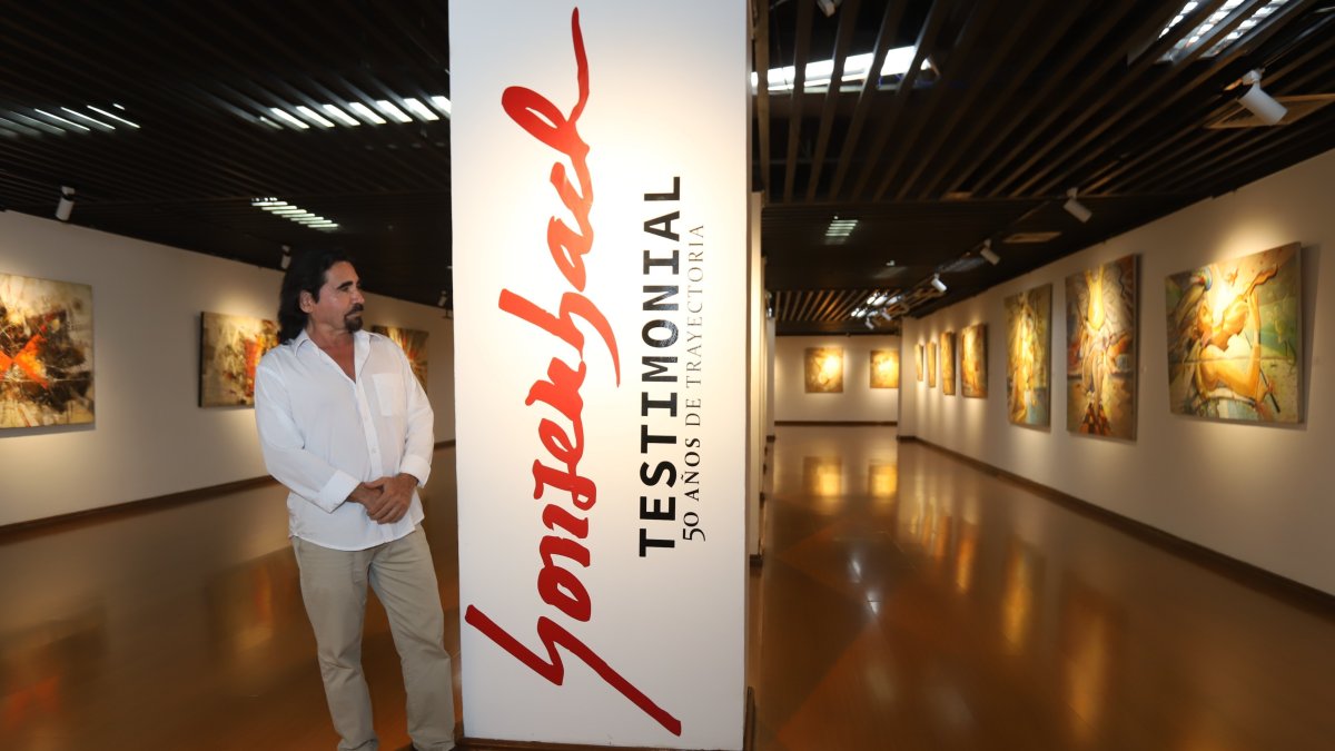 Presencia. Federico Gonzenbach recorrió este miércoles 19 el Museo de Artes Visuales Manuel Rendón Seminario, donde reúne obras de sus cinco décadas de creación artísticas.