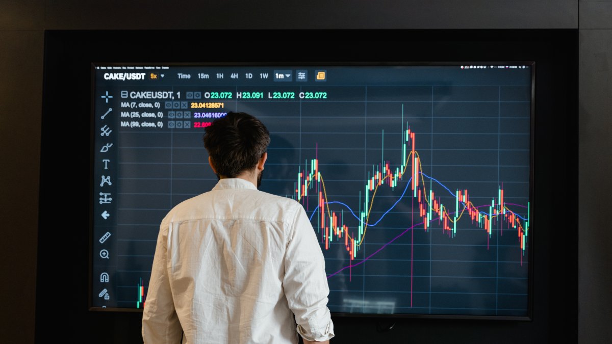 Avance. Una persona observa el movimiento de las criptodivisas.