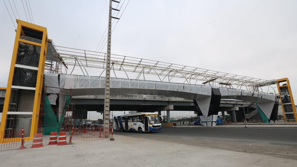 Inconcluso. Todavía falta llevar a cabo varios trabajos en la obra, pese a que la constructora ya ha erigido las torres y hecho la conexión del paso peatonal.