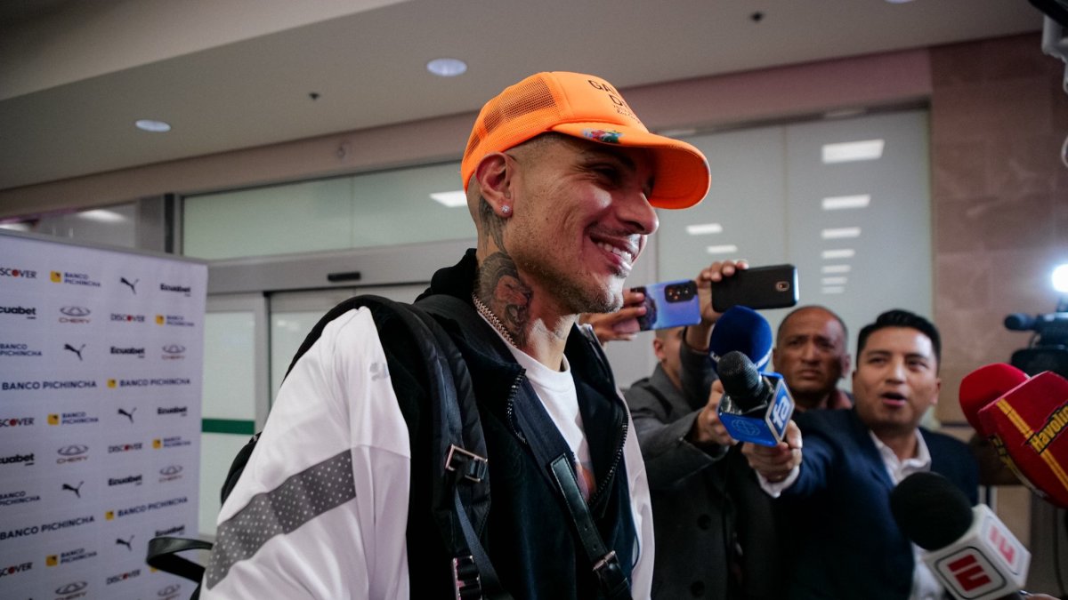 El experimentado delantero peruano llega hasta finales de 2023 a los albos.