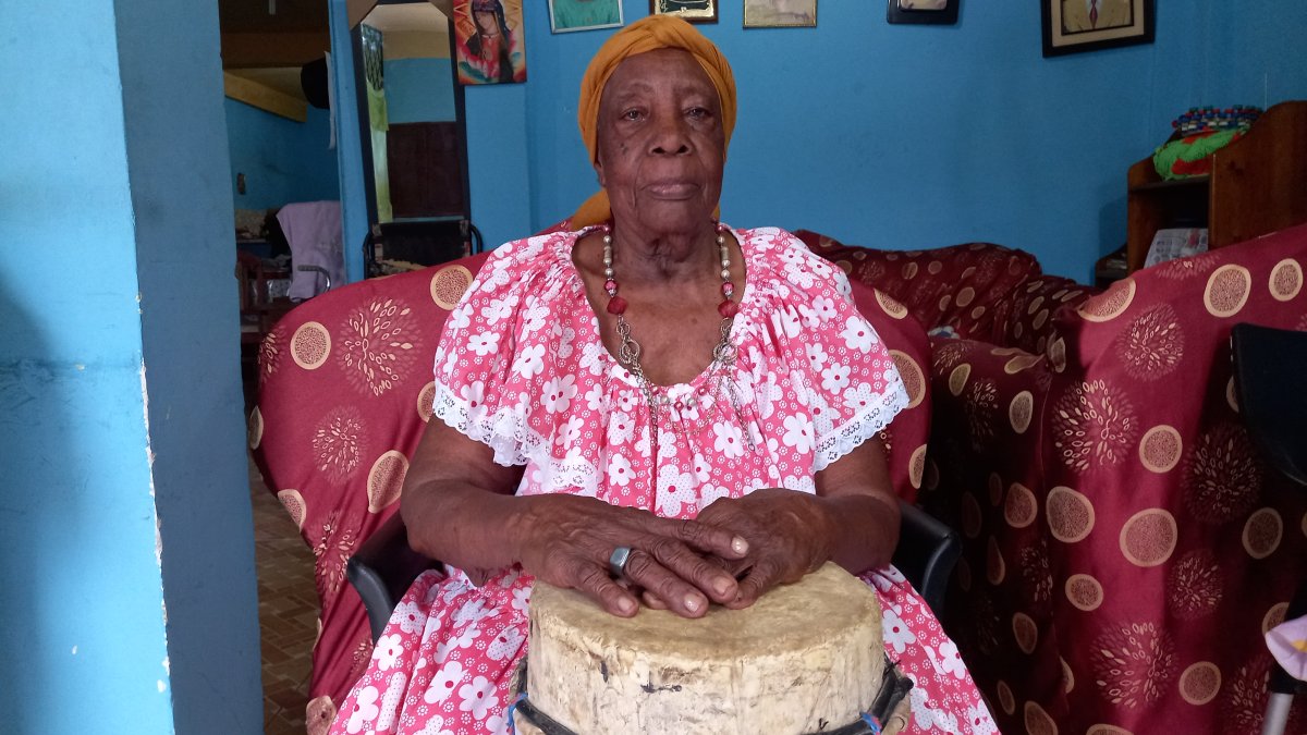 Presencia. Crisanta Quintero arroyo, aparece vestida con uno de sus trajes tradicionales, durante de una de sus presentaciones públicas.