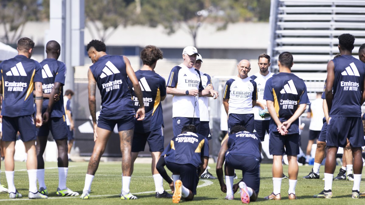 Ancelotti (c), participa en un entrenamiento de pretemporada, en las instalaciones de la Universidad de California UCLA, en Los Ángeles.