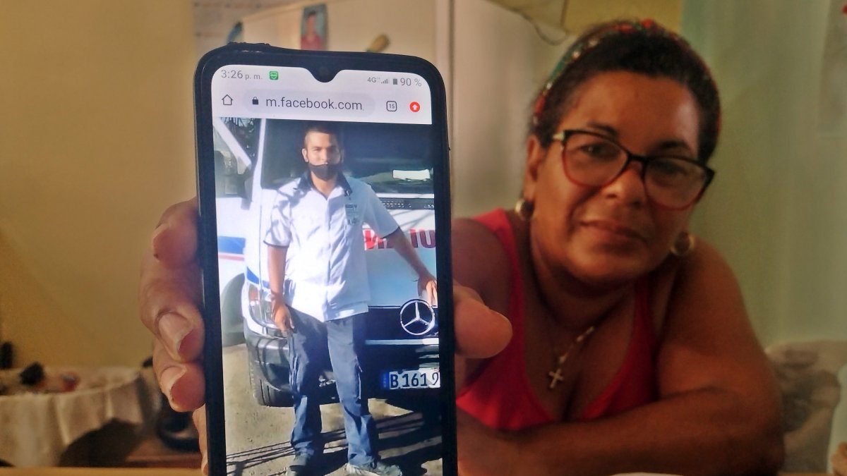 Hecho. La cubana Anay Hernández muestra una foto de su hijo Adel de la Torre, condenado a 7 años de prisión.