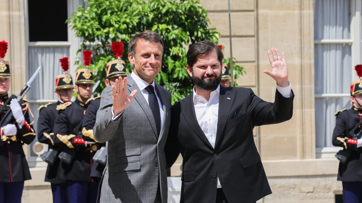 El presidente de Francia, Emmanuel Macron (izq), y el presidente de Chile, Gabriel Boric (D), se saludan en el Palacio del Elíseo de París, Francia, el 21 de julio de 2023.