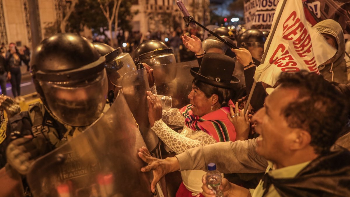 Personas se enfrentan a la policía  durante una manifestación, en la Plaza San Martín, en Lima (Perú). El segundo día de la jornada de protestas antigubernamentales.