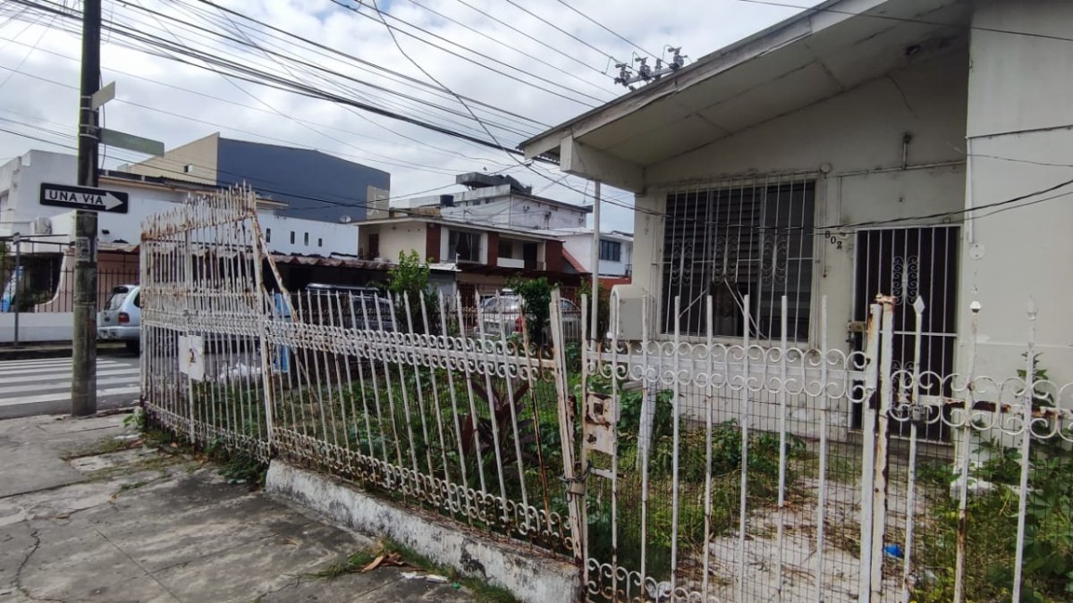 Urdesa. El aspecto de la  vivienda luce desmejorado, con monte y la puerta ha sido forzada