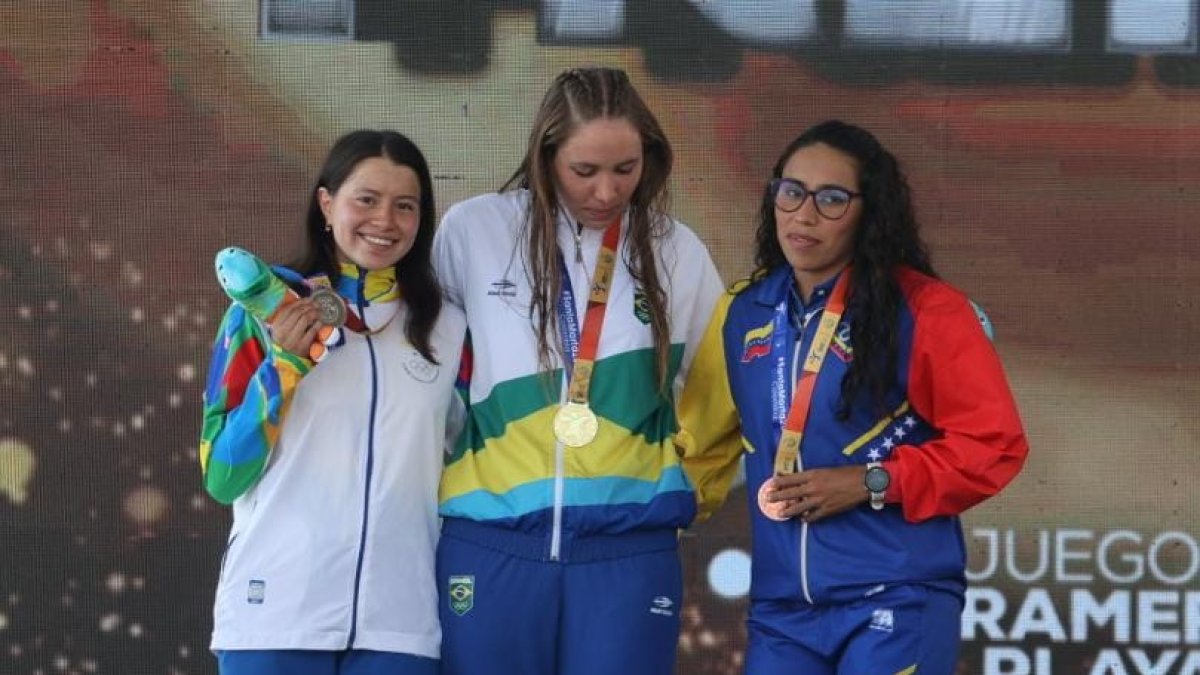 Victoria Abad (i) se colgó la plata en la prueba de los 5 km.