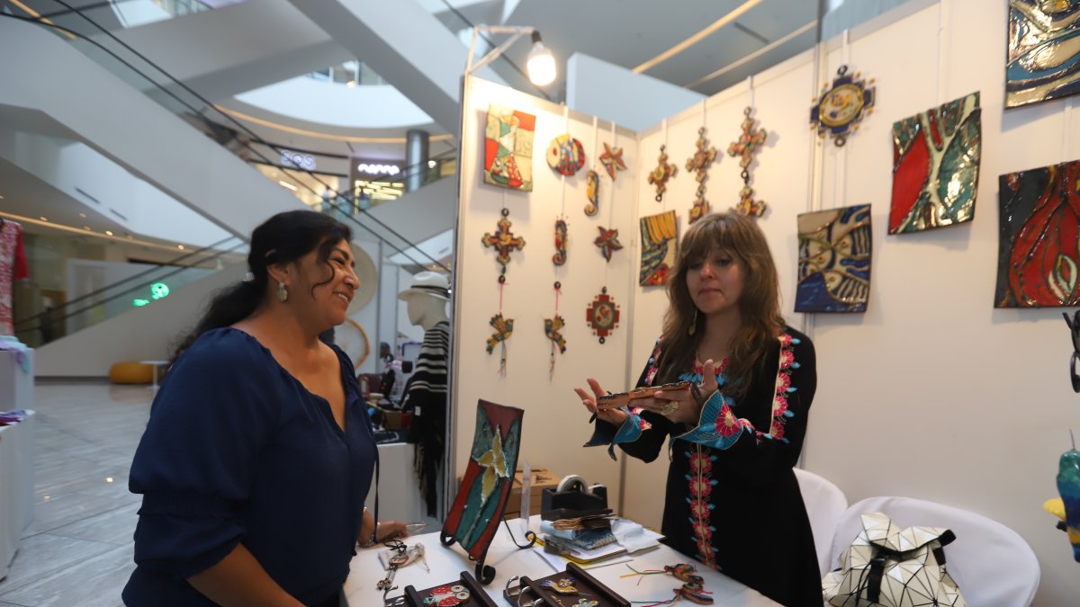 Oferta. Productos como joyas y artículos de hogar se ofertan en el lugar.