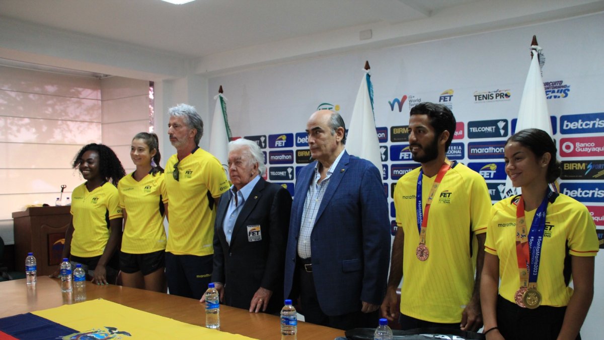 La Federación Ecuatoriana de Tenis durante el homenaje a los tricolores.