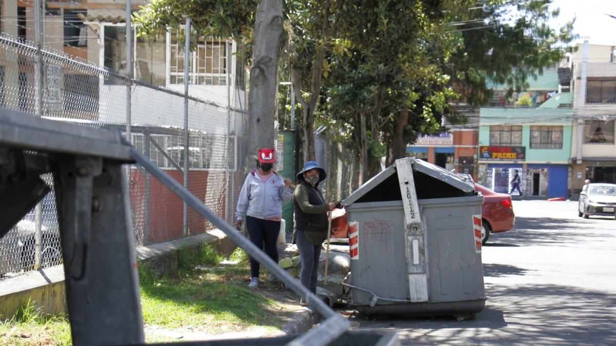 Recolección. Ciudadanos se organizan para recoger las basuras de los alrededores de los contenedores y mejorar el aspecto.
