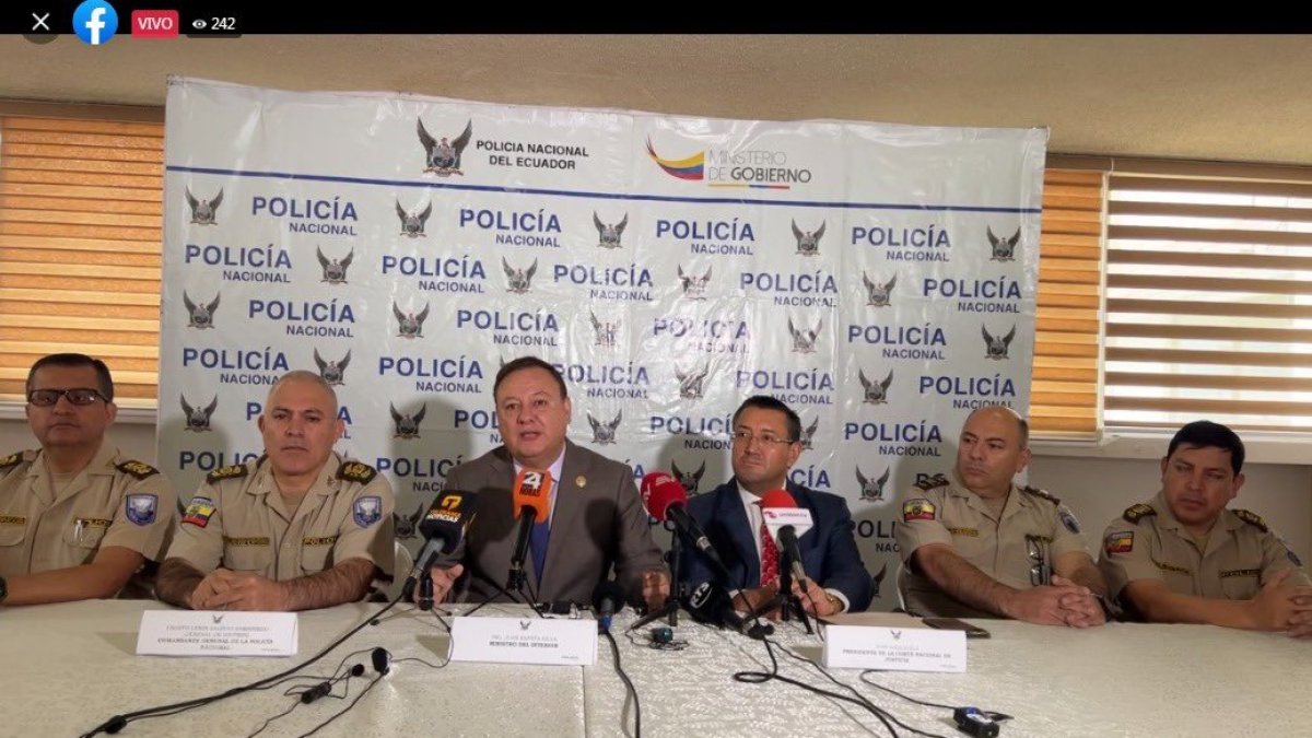 El comandante Salinas, el ministro Zapata y el presidente Saquicela coordinan acciones.