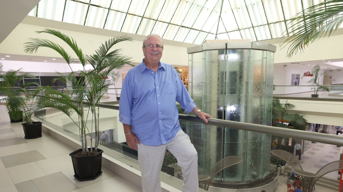 Emilio Oneto, gerente general del centro comercial Policentro, en el centro comercial.