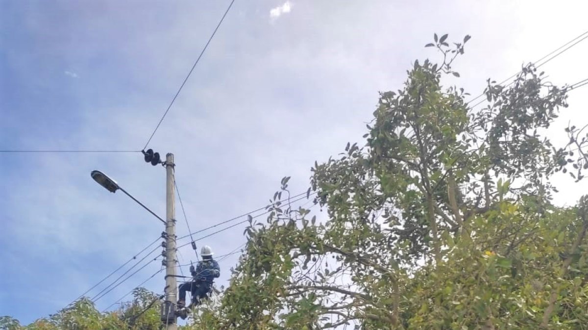 Conexión. Los técnicos de la Empresa Eléctrica hacen las reparaciones.