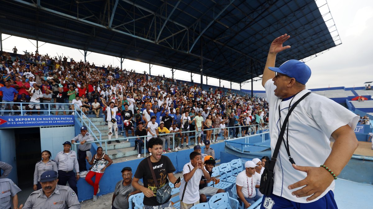 Una gorra y un silbato son suficientes para que Yobanis Hidalgo levante a todo un estadio Latinoamericano de La Habana.