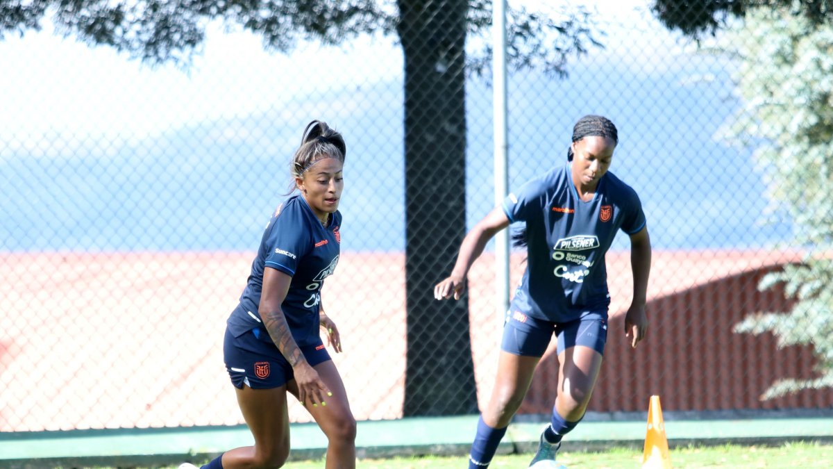 Kerlly Real (i) se ha convertido en una de las referentes del fútbol femenino ecuatoriano. Muchas chicas quieren seguir los pasos de la jugadora que destaca en la liga española.