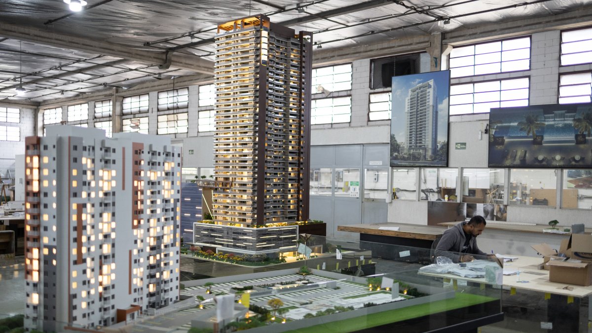Trabajo. Trabajadores laboran en los detalles de la maqueta de un edificio en la fábrica Adhemir Fogassa, el 20 de julio de 2023, en Sao Paulo (Brasil).