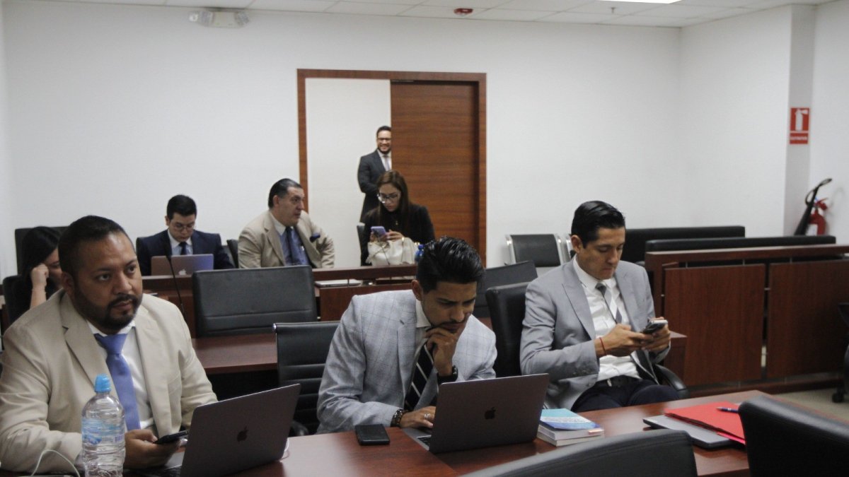 Diligencia. En el Complejo Judicial Norte, abogados de los procesados, durante la audiencia preparatoria.