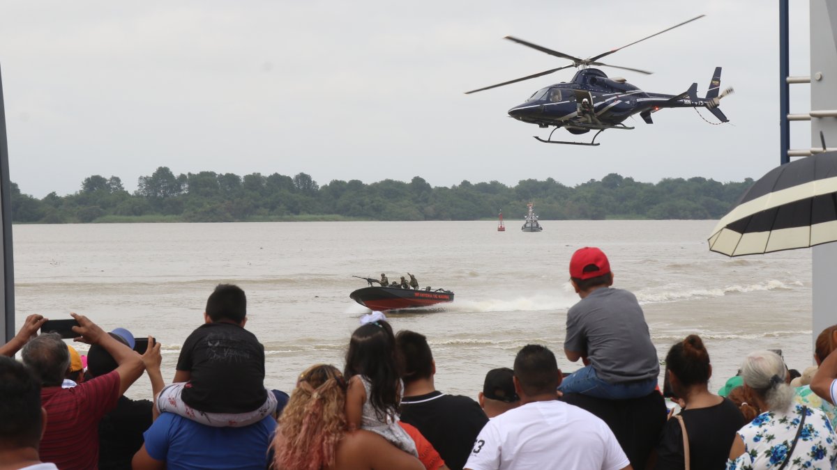 Uno de los actos más llamativos fue la simulación de interceptación a una lancha con cinco sospechosos y sustancias sujetas a fiscalización.
