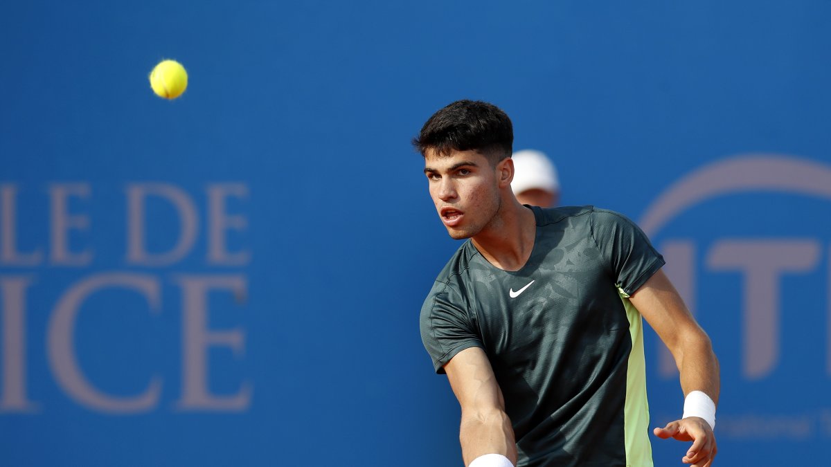Carlos Alcaraz, de España, en acción contra Borna Coric, de Croacia, durante su partido en el torneo de la Copa Hopman en Niza, Francia