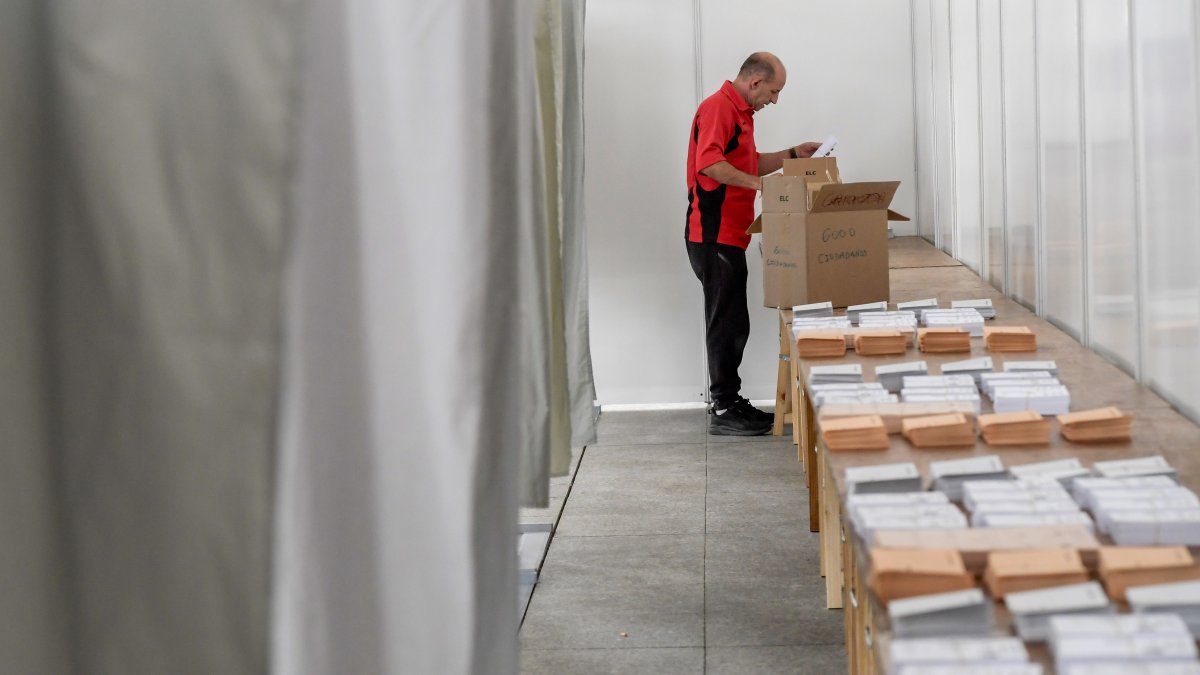 Operarios acaban de colocar y organizar este sábado, el material para el funcionamiento del colegio electoral para las votaciones con motivo de las elecciones generales.