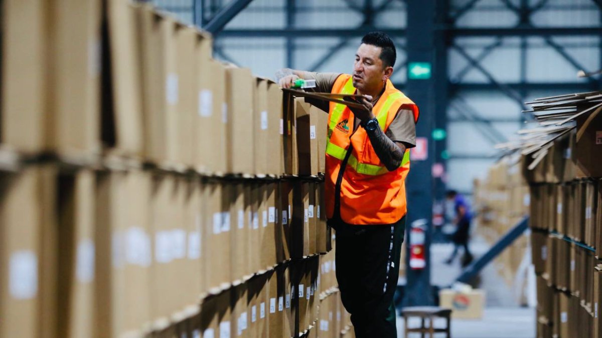 Control. Personal que labora en bodegas donde se arman kits electorales.