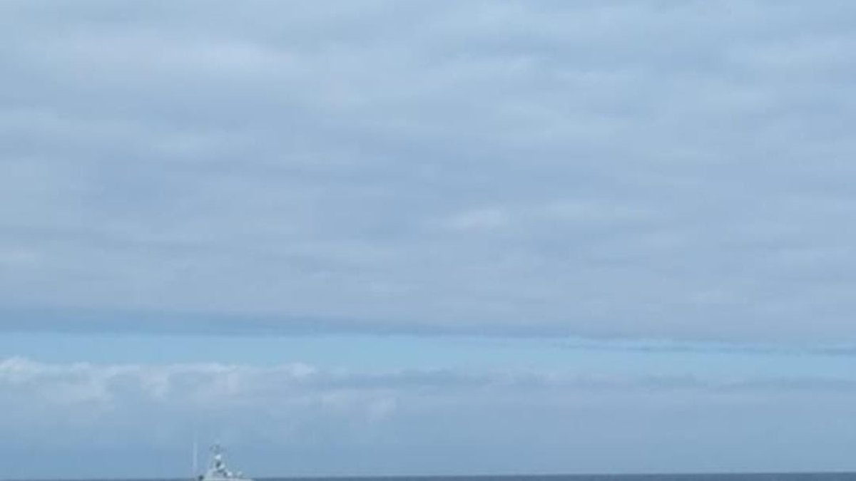 Imagen registrada por la Armada sobre el rescate de personas desaparecidas en alta mar.