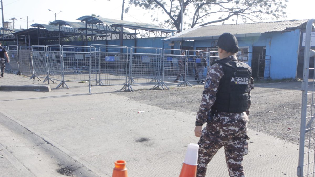 Seis motorizados policiales permanecen en el ingreso al centro carcelario.