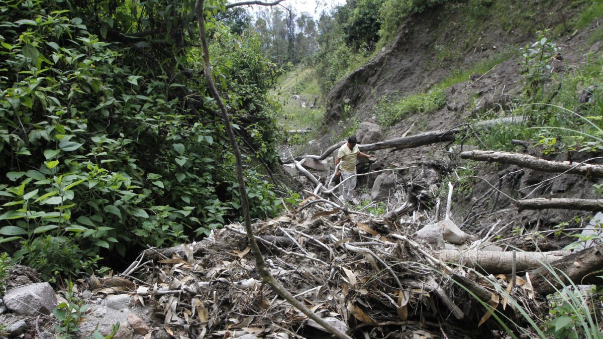Atentos. Los vecinos de La Comuna vigilan que no hayan bloqueos de cualquier tipo de material en la quebrada.