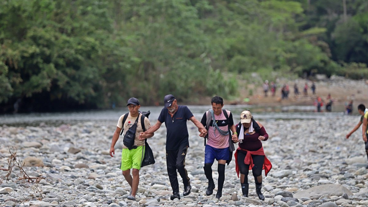 Cargados. Los migrantes cruzan con garrafones de agua para hidratarse a lo largo de todo el recorrido.