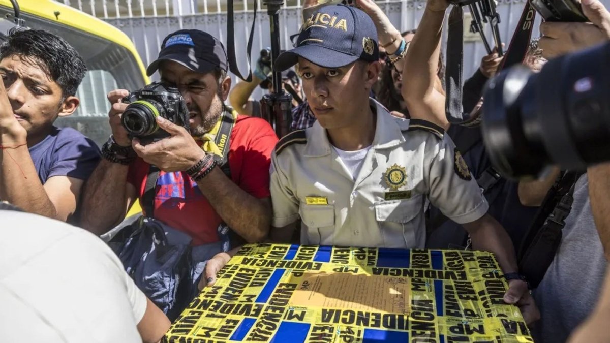 Policías retiran cajas con supuesta evidencia durante un allanamiento del Ministerio Público