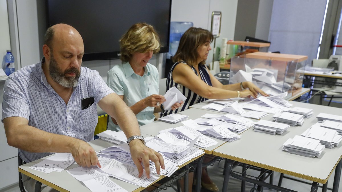 Integrantes de una mesa electoral del Instituto Ortega y Gasset, en Madrid, durante el recuento de votos tras el cierre de los colegios de la jornada de elecciones.