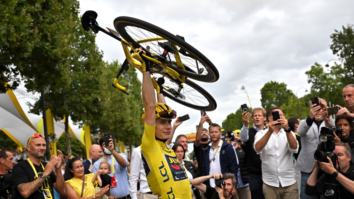 Vingegaard y su camiseta amarilla, triunfaron por todo lo alto de París.