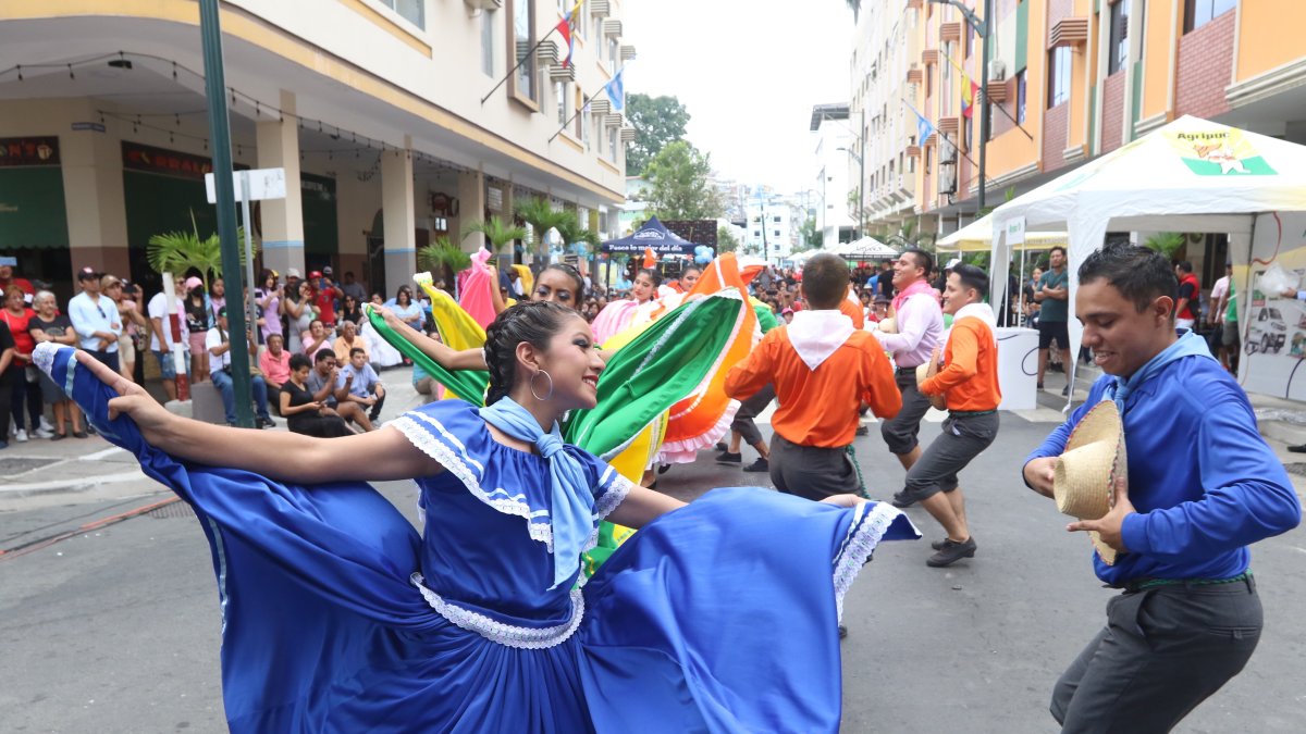 Folclor. Siete grupos folclóricos se presentaron en el Festival de la Calle Córdova.