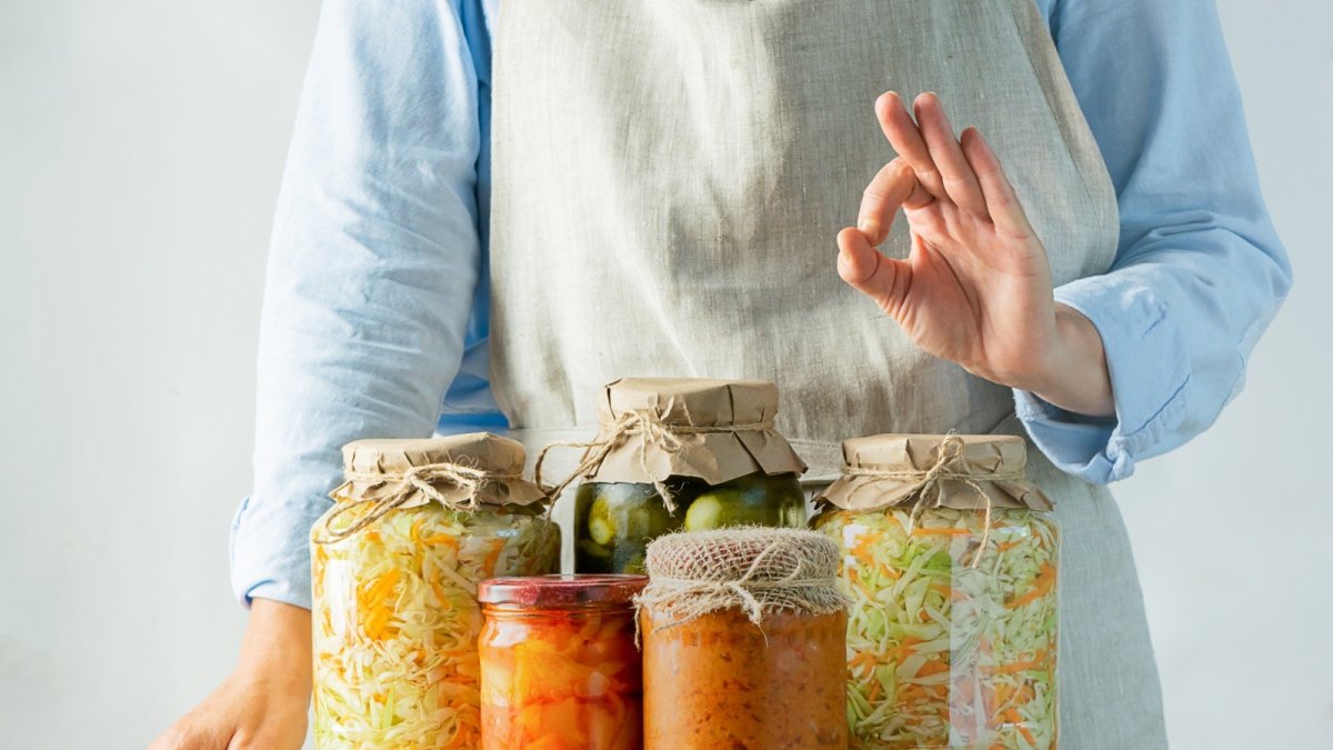 Alternativa. Vegetales conservados en frascos de vidrio, una excelente opción para enfrentar la escasez.