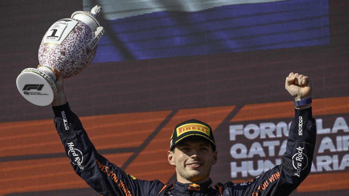 El piloto neerlandés fue ‘amo y señor’ ayer en el circuito de Budapest, donde superó a Landon Norris (2°) y Sergio ‘Checo’ Pérez (3°).